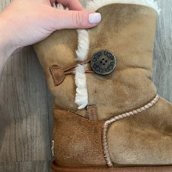 Chestnut Bailey Button Uggs - Picture 5 of 7